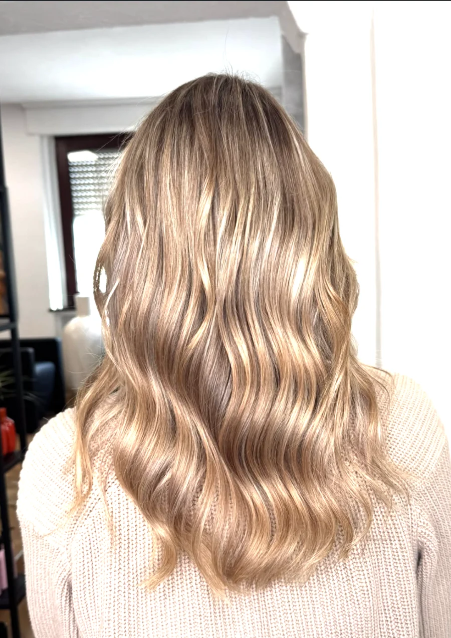 Beigeblonde Haare mit feinen Reflexen