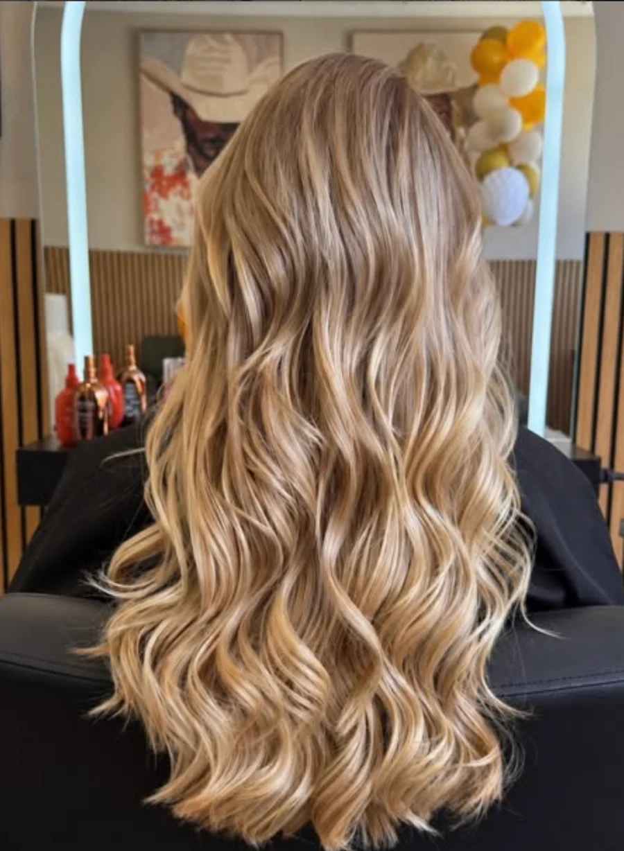 Blonde lange Haare mit weichen Wellen