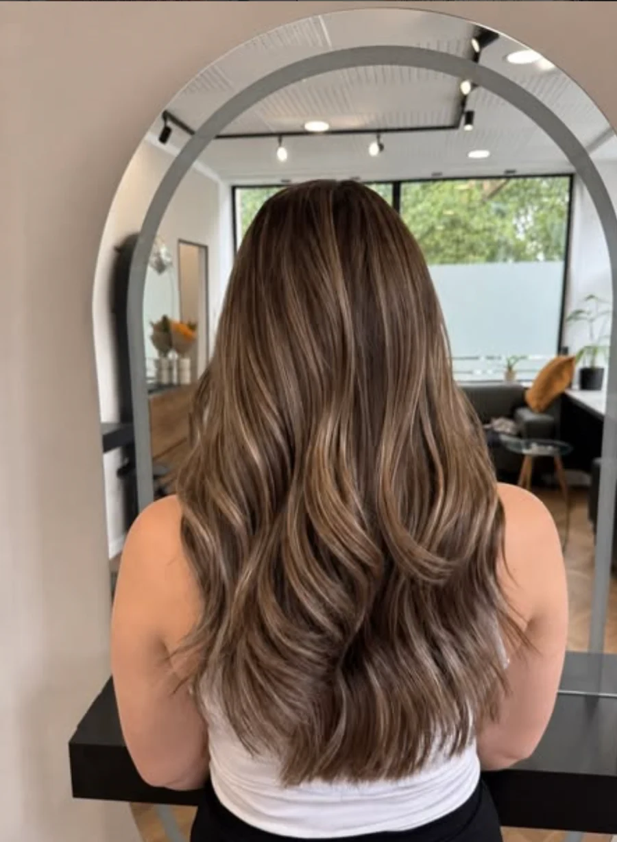 Lange braune Haare mit sanften Wellen