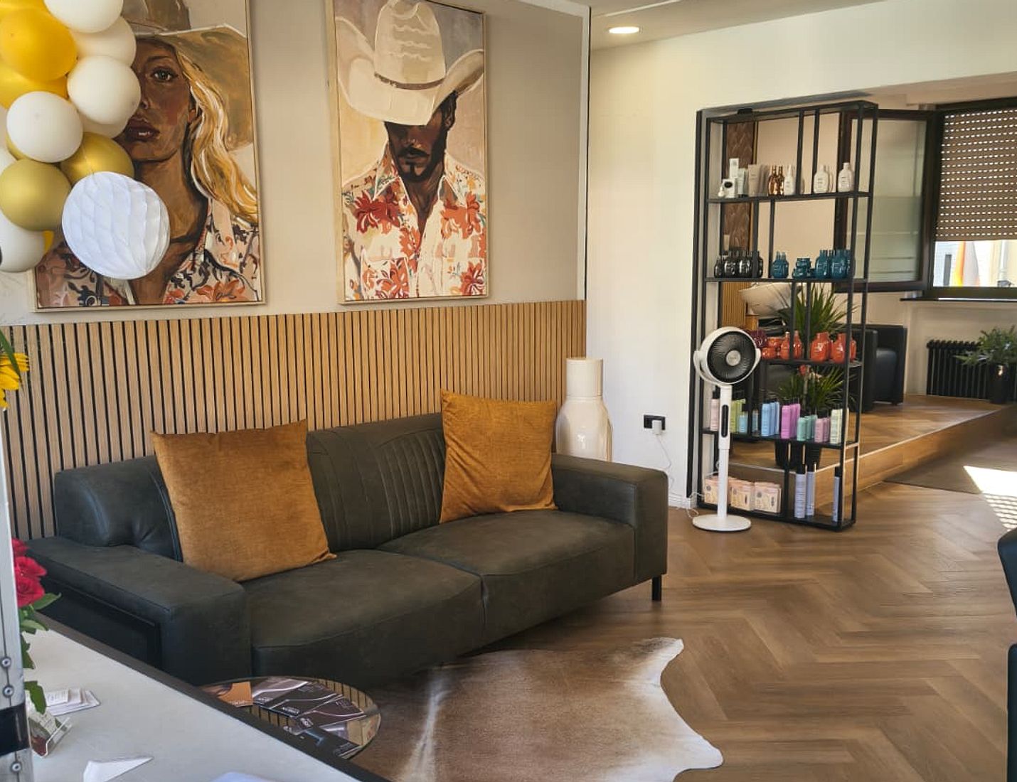 Lounge mit Sofa und warmen Holzakzenten